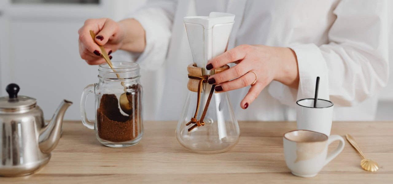 Colocar café en Chemex