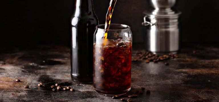 Presentaciones ne vasos y botellas de café Cold Brew
